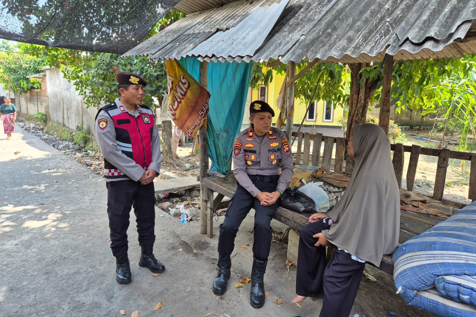 Sentuhan Kasih Polres Lombok Barat, Sat Samapta Bagikan Sembako kepada Warga Kurang Mampu