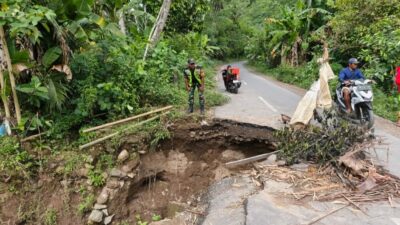 Babinsa dan Kadus Cek Jalan Amblas Sekotong