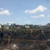 Api Membakar Lahan Kosong, Babinsa Meninting Bergerak Cepat