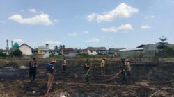 Api Membakar Lahan Kosong, Babinsa Meninting Bergerak Cepat