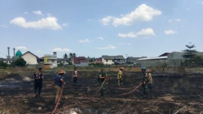 Api Membakar Lahan Kosong, Babinsa Meninting Bergerak Cepat