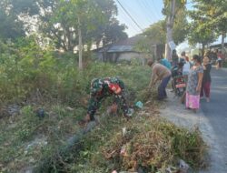TNI dan Warga Bersatu Bersihkan Jalan Desa Tanjung