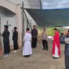 Pastikan Umat Kristiani Beribadah Dengan Nyaman, Bhabinkamtibmas Polsek Donggo Laksanakan Pengamanan di Gereja Santo Paulus